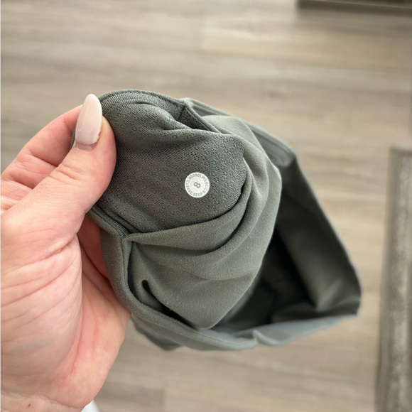 LuluLemon capri leggings, very soft material - Picture 3 of 4